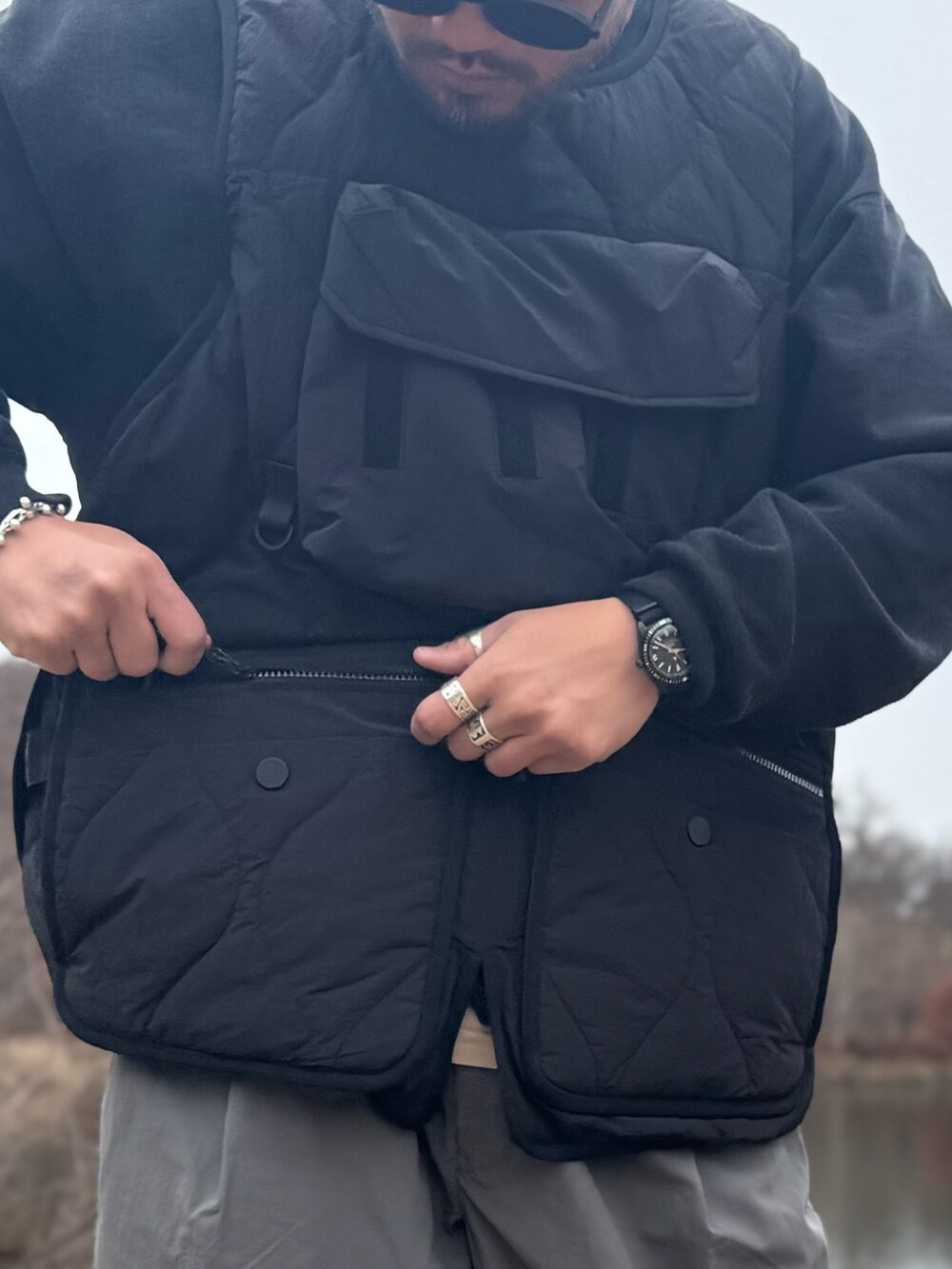 ブラック系のその他アウター、グレー系のその他パンツ、ブラック系のメガネを着用したメンズの秋コーディネートの5枚目の写真