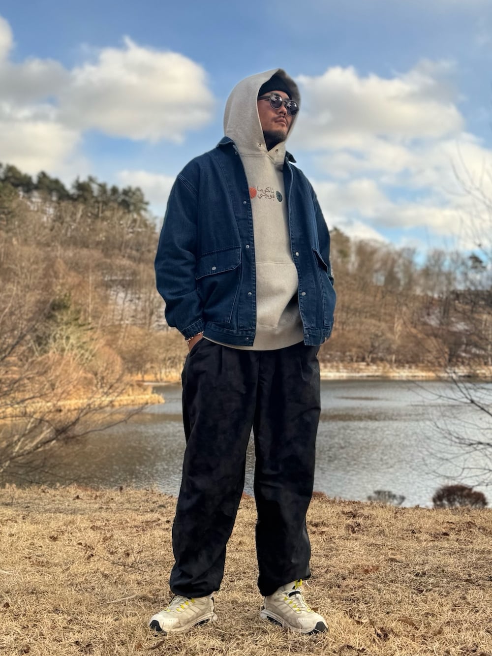 ベージュ系のパーカー、ブルー系のカバーオール、ブラック系のその他パンツを着用したメンズの冬コーディネートの2枚目の写真