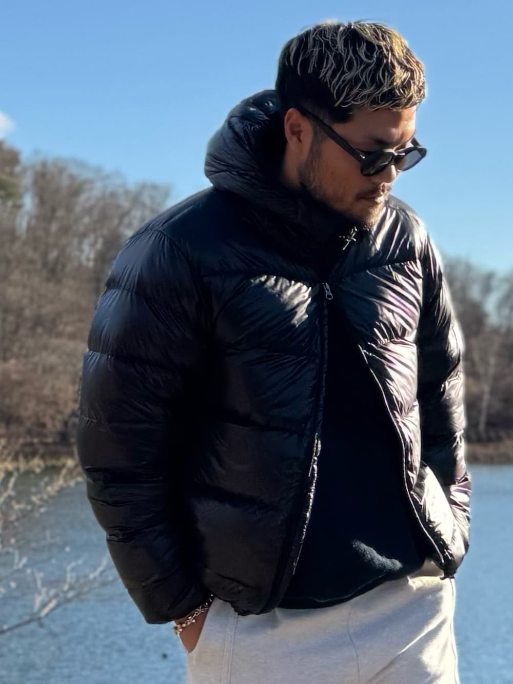 ブラック系のダウンジャケット/コート、ブラック系のメガネを着用したメンズの冬コーディネートの5枚目の写真