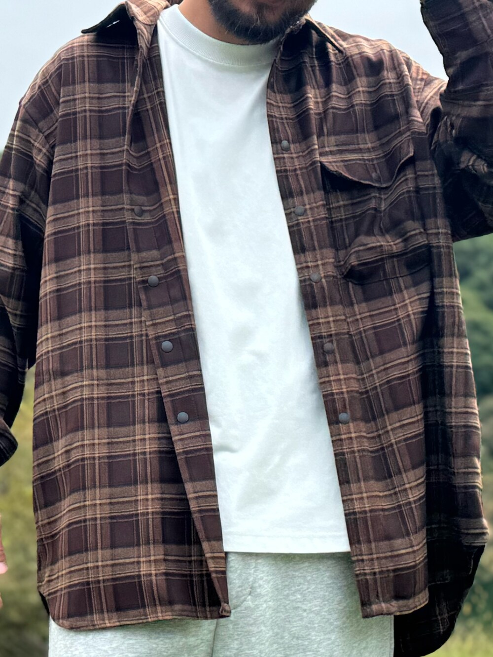 その他のシャツ/ブラウス、グレー系のその他パンツ、グレー系のキャップを着用したメンズの秋コーディネートの2枚目の写真