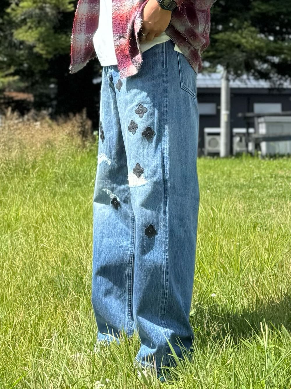 パープル系のシャツ/ブラウス、ブルー系のデニムパンツ、ブラック系のメガネを着用したメンズの夏コーディネートの4枚目の写真