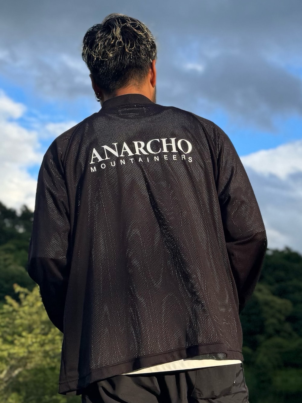 ブラック系のカーディガン/ボレロ、ホワイト系のメガネを着用したメンズの夏コーディネートの2枚目の写真