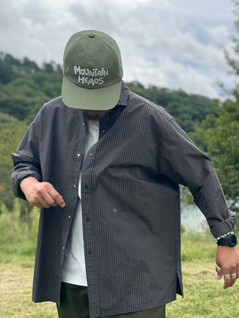 ブルー系のシャツ/ブラウス、グリーン系のキャップ、ブラック系のメガネを着用したメンズの秋コーディネートの4枚目の写真