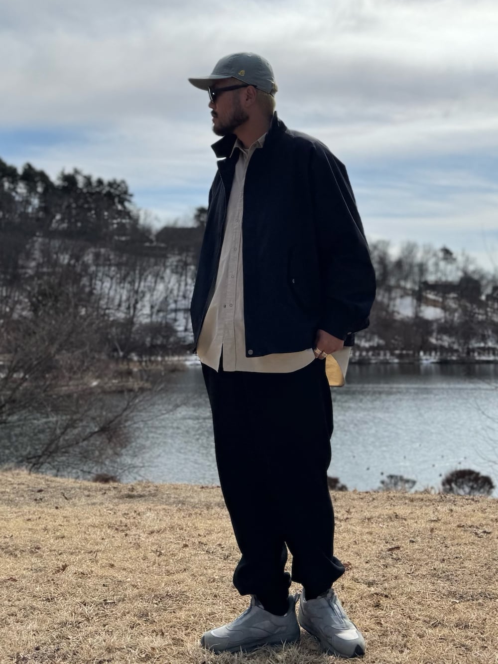 ブルー系のブルゾン、グリーン系のメガネを着用したメンズの冬コーディネートの2枚目の写真