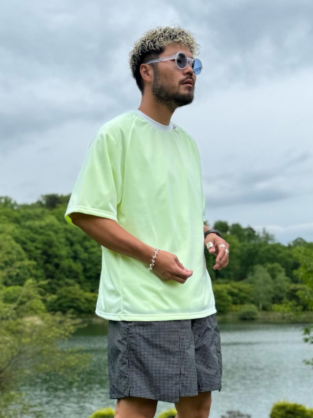 ホワイト系のシューズ、ホワイト系のTシャツ/カットソー、ブラック系のその他パンツを着用したメンズの春コーディネートの3枚目の写真
