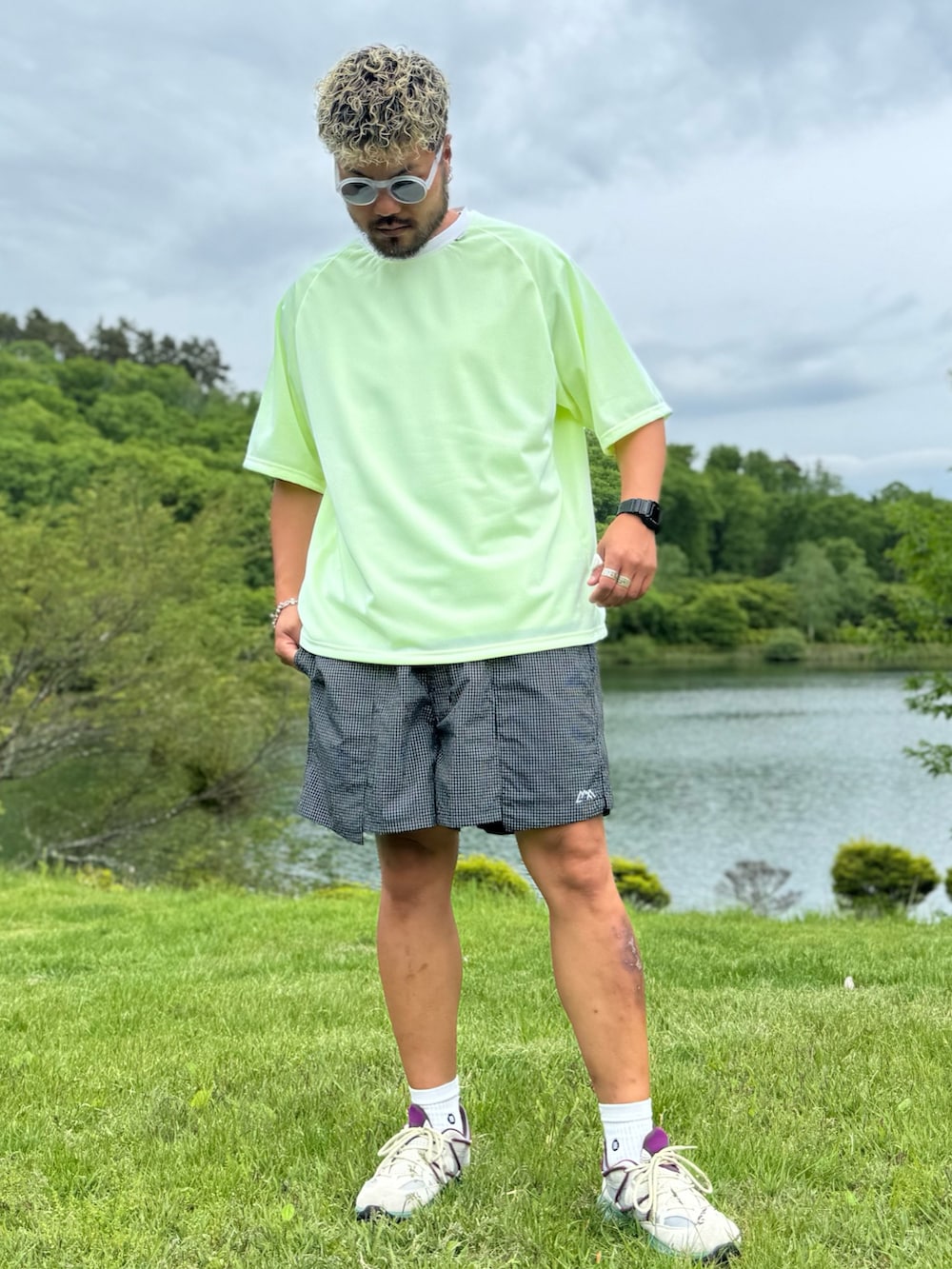 ホワイト系のシューズ、ホワイト系のTシャツ/カットソー、ブラック系のその他パンツを着用したメンズの春コーディネートの2枚目の写真