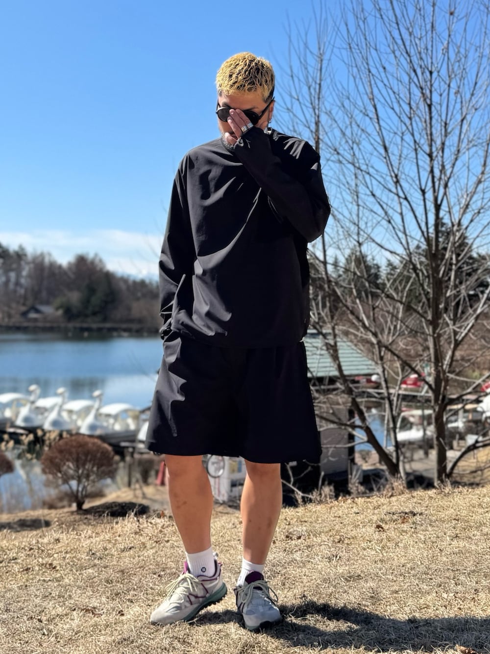 ブラック系のシャツ/ブラウス、ブラック系のその他パンツ、ブラック系のメガネを着用したメンズの春コーディネートの3枚目の写真