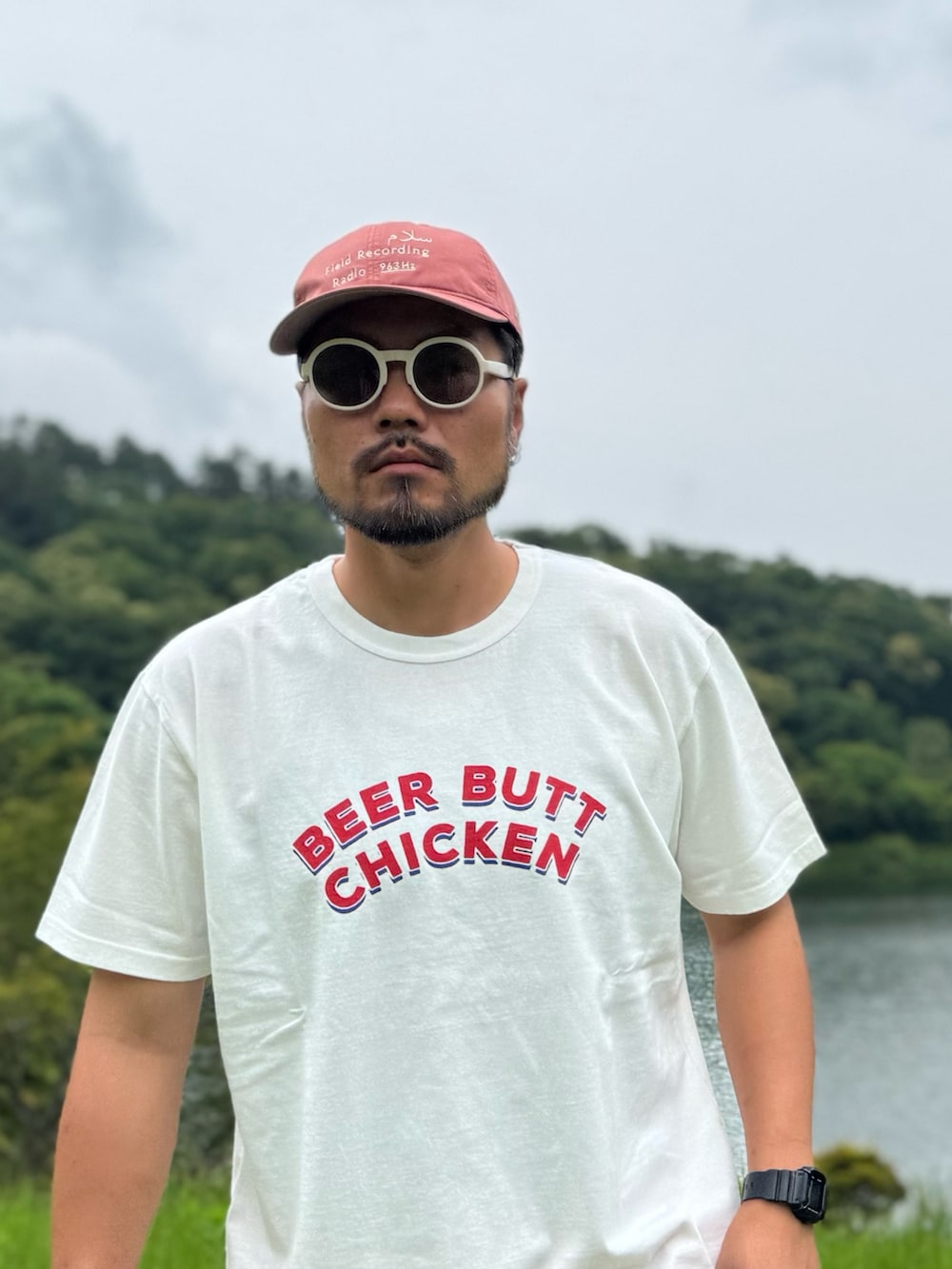 オレンジ系のその他パンツ、ホワイト系のTシャツ/カットソー、オレンジ系のキャップを着用したメンズの夏コーディネートの3枚目の写真