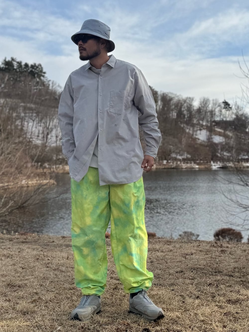 グリーン系のその他パンツ、グレー系のシャツ/ブラウス、グレー系のハットを着用したメンズの冬コーディネートの2枚目の写真