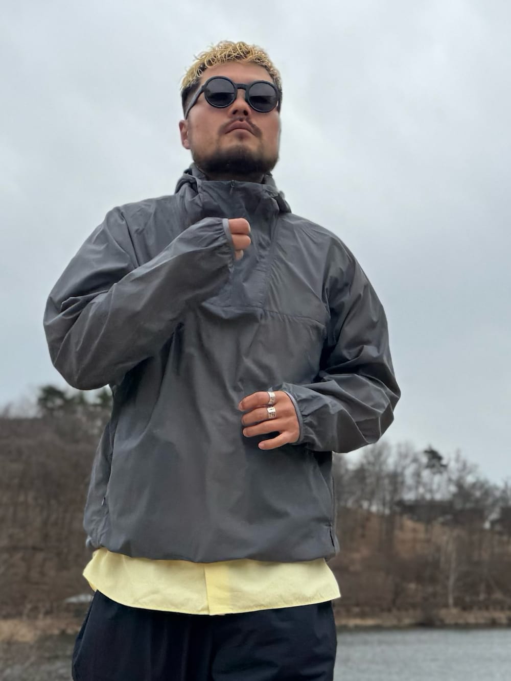 グレー系のナイロンジャケット、ブラック系のメガネを着用したメンズの春コーディネートの3枚目の写真