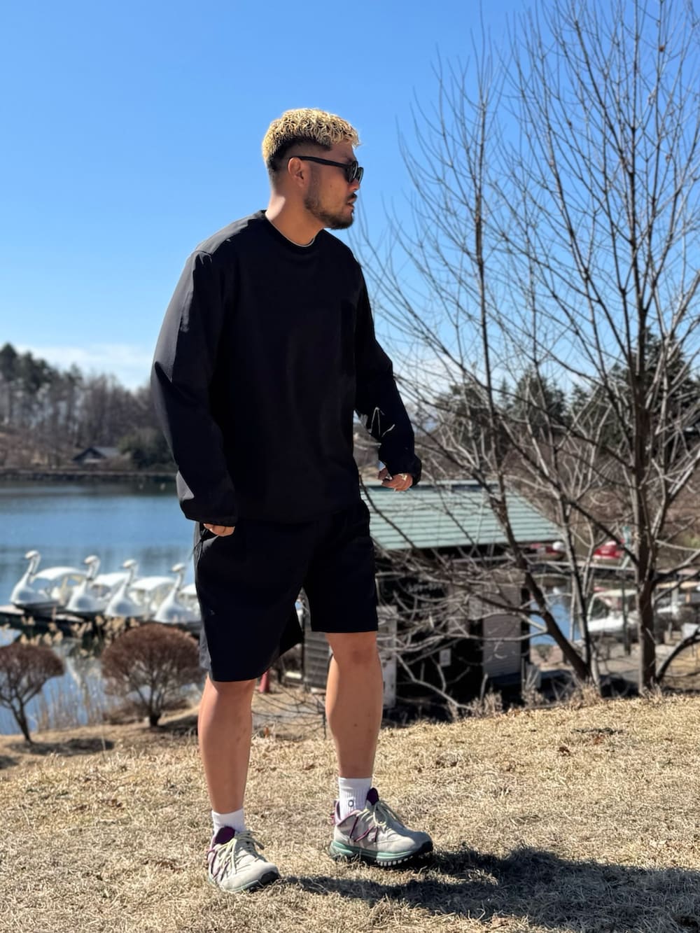 ブラック系のシャツ/ブラウス、ブラック系のその他パンツ、ブラック系のメガネを着用したメンズの春コーディネートの2枚目の写真