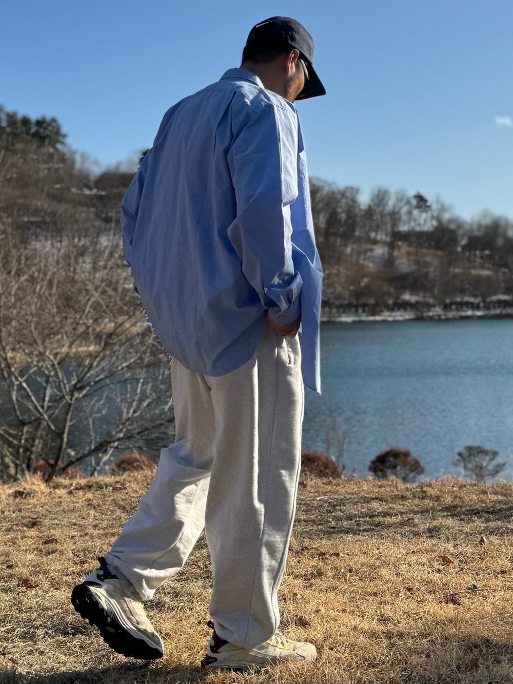 ブルー系のシャツ/ブラウス、ブルー系のキャップ、ブラック系のメガネを着用したメンズの冬コーディネートの3枚目の写真