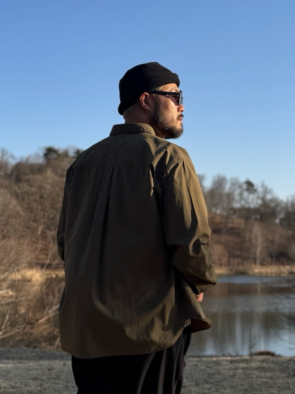 グリーン系のシャツ/ブラウス、ブラック系のその他パンツ、ブラック系のメガネを着用したメンズの春コーディネートの4枚目の写真