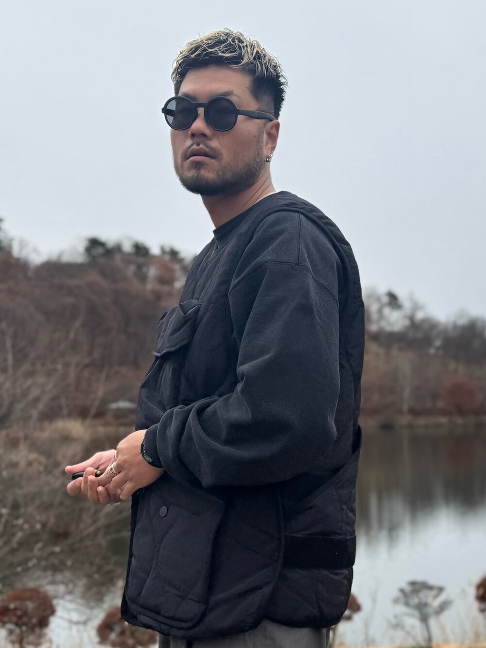 ブラック系のその他アウター、グレー系のその他パンツ、ブラック系のメガネを着用したメンズの秋コーディネートの2枚目の写真