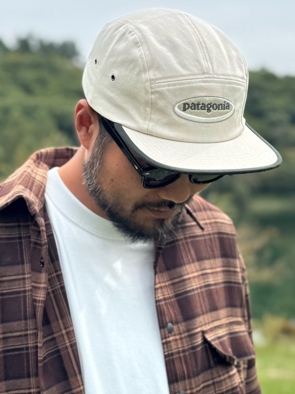 その他のシャツ/ブラウス、グレー系のその他パンツ、グレー系のキャップを着用したメンズの秋コーディネートの3枚目の写真