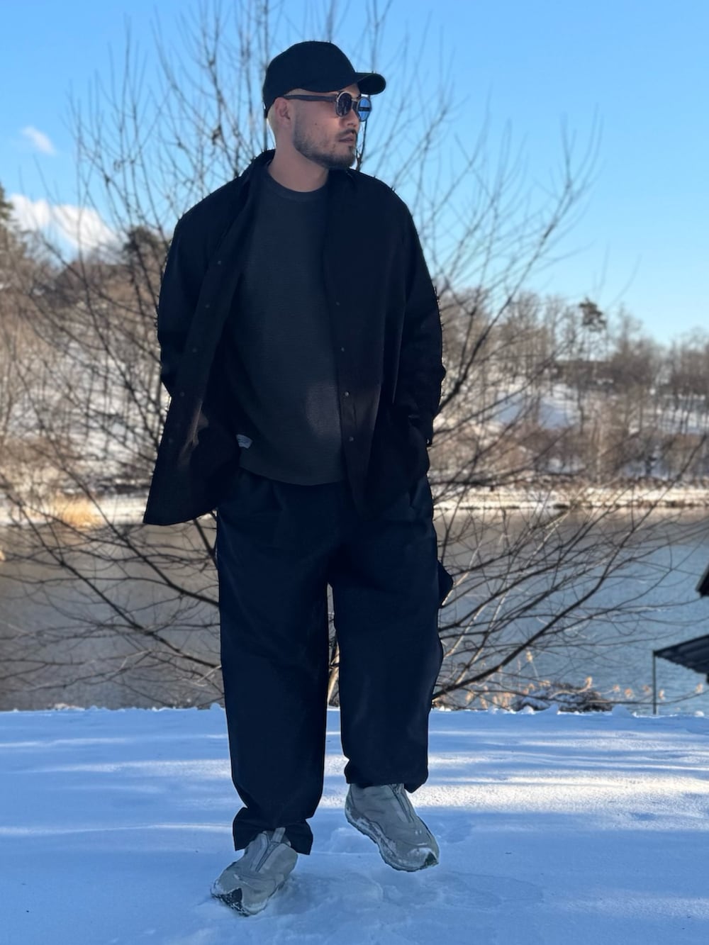 ブルー系のシャツ/ブラウス、グレー系のその他パンツ、ブラック系のキャップを着用したメンズの冬コーディネートの2枚目の写真