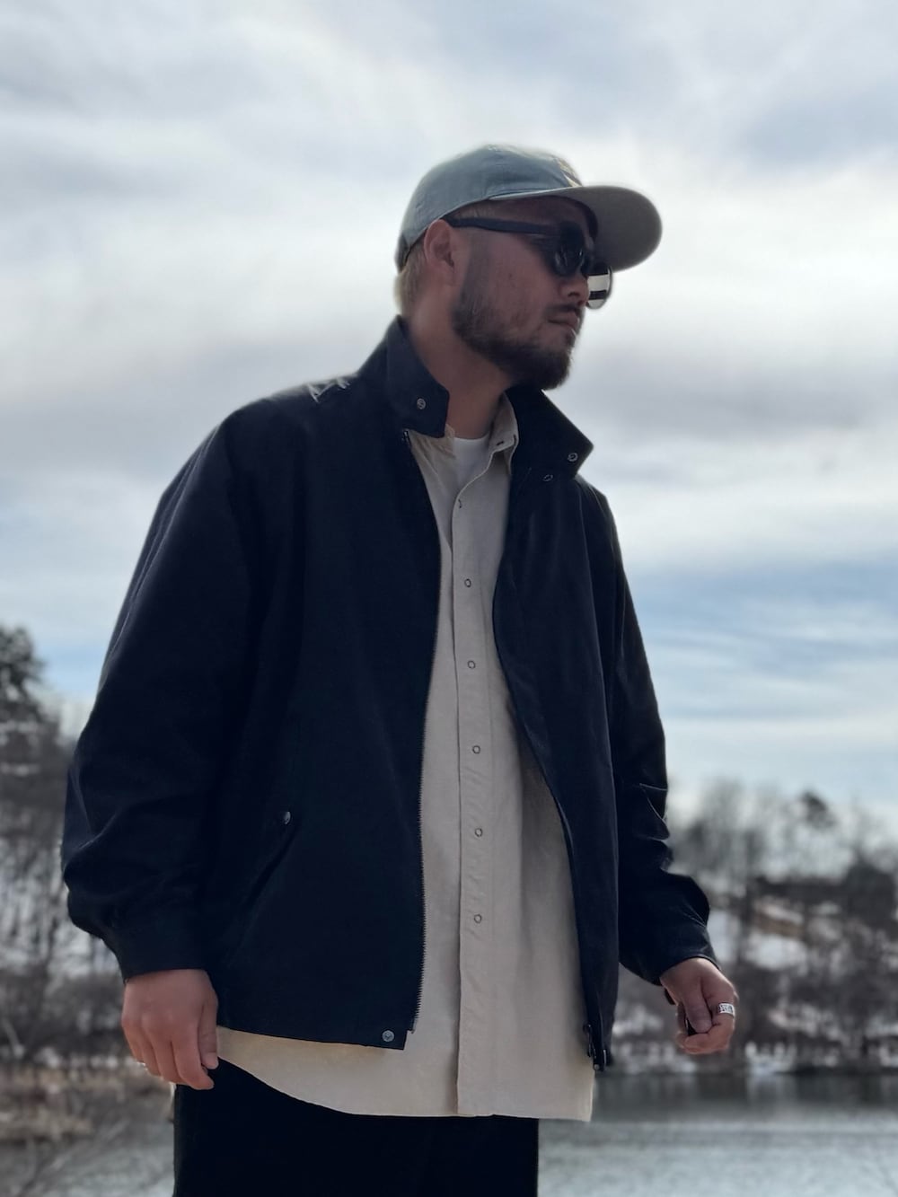 ブルー系のブルゾン、グリーン系のメガネを着用したメンズの冬コーディネートの4枚目の写真