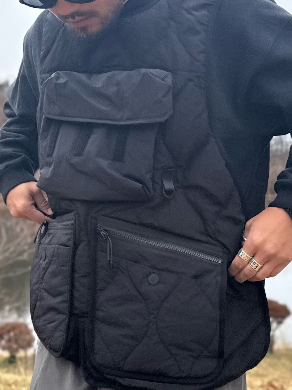 ブラック系のその他アウター、グレー系のその他パンツ、ブラック系のメガネを着用したメンズの秋コーディネートの4枚目の写真