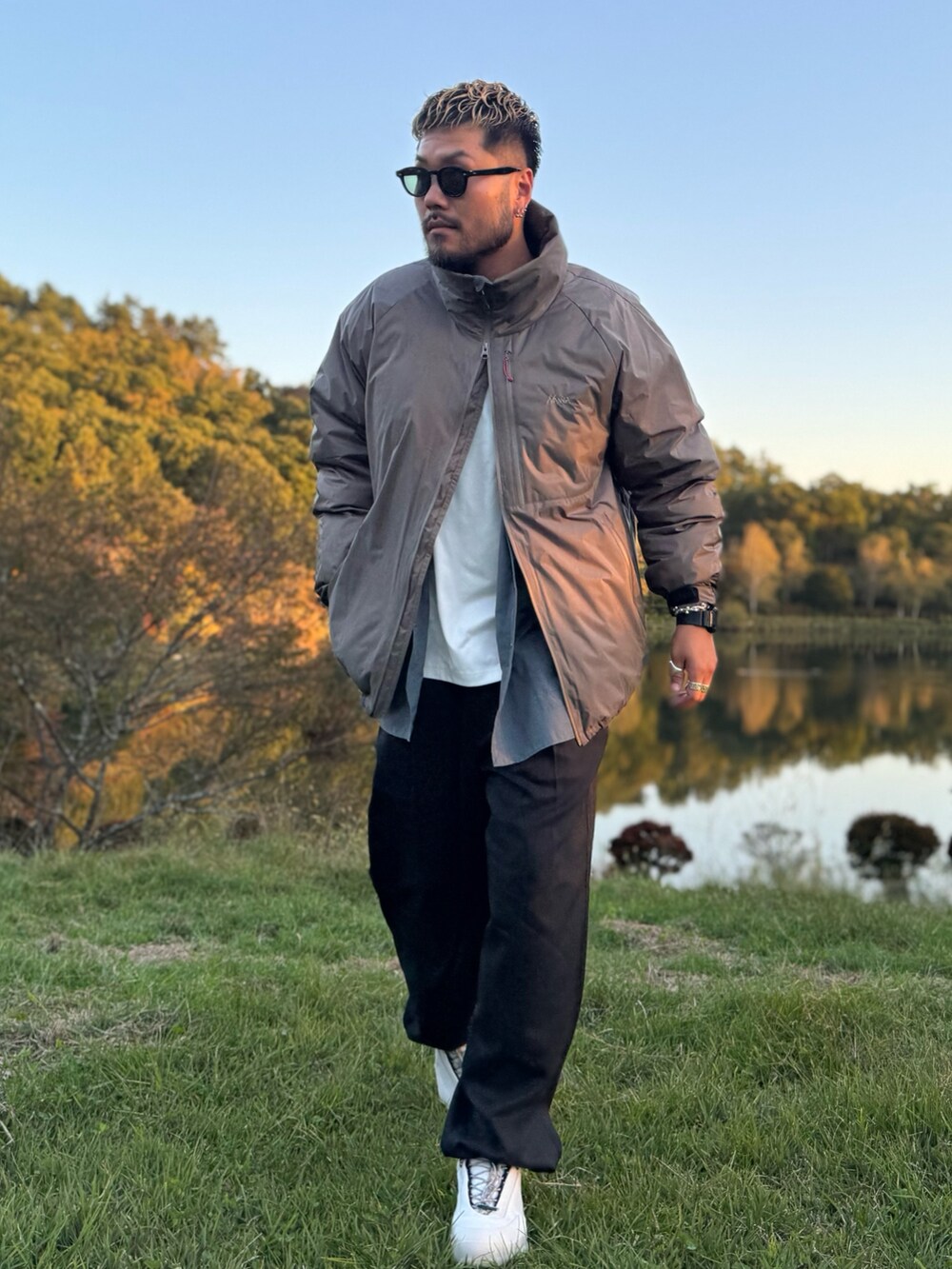 グレー系のその他アウター、ブラック系のその他パンツ、ホワイト系のスニーカーを着用したメンズの秋コーディネートの4枚目の写真