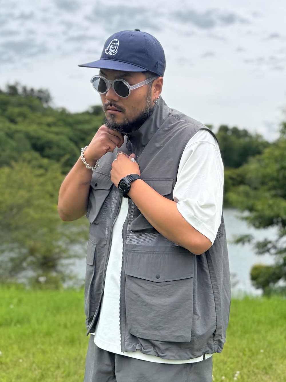 グレー系のその他アウター、グレー系のその他パンツ、ブルー系のキャップを着用したメンズの夏コーディネートの5枚目の写真