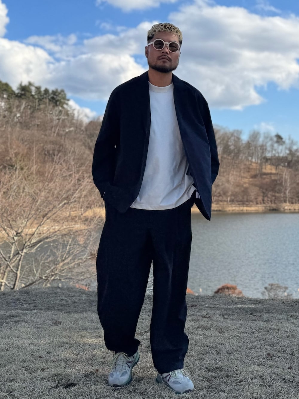 ブルー系のその他アウター、ブルー系のその他パンツ、ホワイト系のメガネを着用したメンズの春コーディネートの3枚目の写真