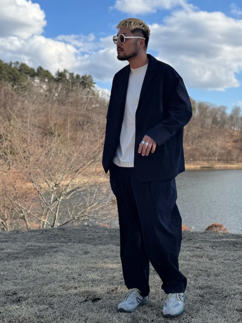 ブルー系のその他アウター、ブルー系のその他パンツ、ホワイト系のメガネを着用したメンズの春コーディネートの2枚目の写真