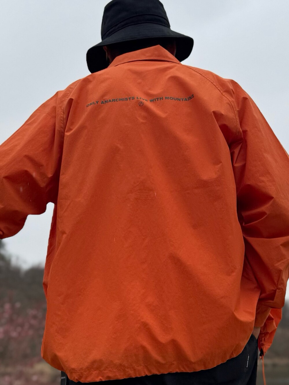 ホワイト系のTシャツ/カットソー、オレンジ系のシャツ/ブラウス、ホワイト系のメガネを着用したメンズの春コーディネートの4枚目の写真
