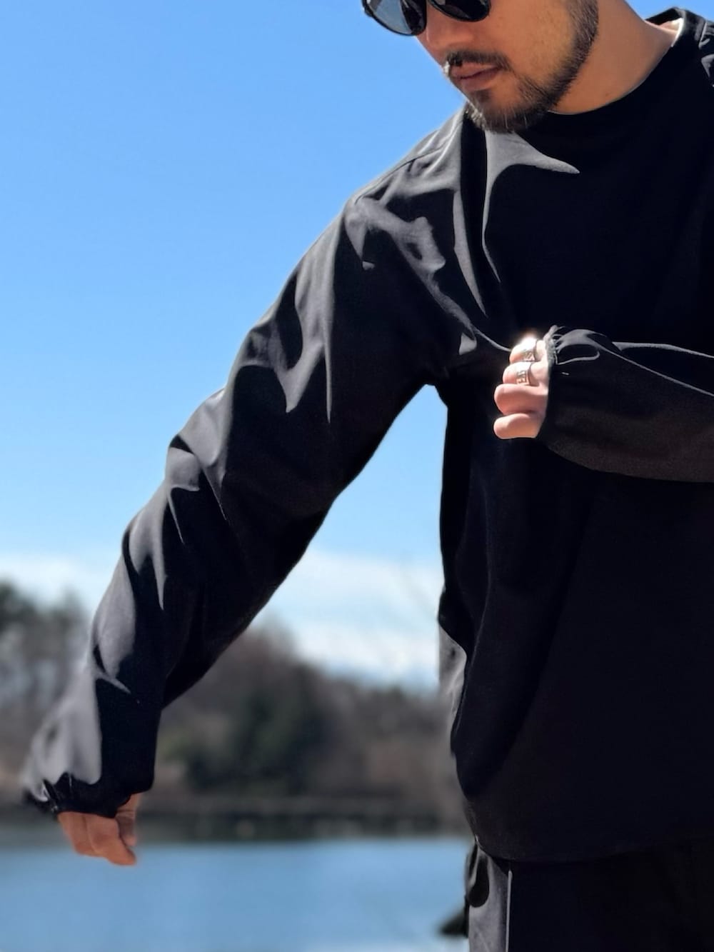 ブラック系のシャツ/ブラウス、ブラック系のその他パンツ、ブラック系のメガネを着用したメンズの春コーディネートの5枚目の写真