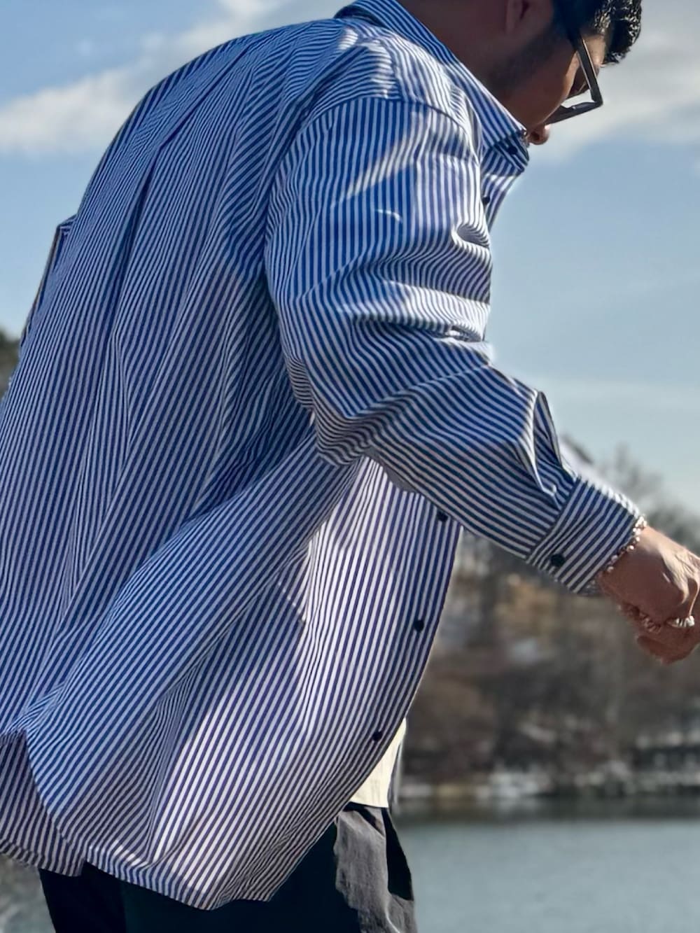 ブルー系のシャツ/ブラウス、ブルー系のその他パンツ、ブルー系のメガネを着用したメンズの冬コーディネートの5枚目の写真