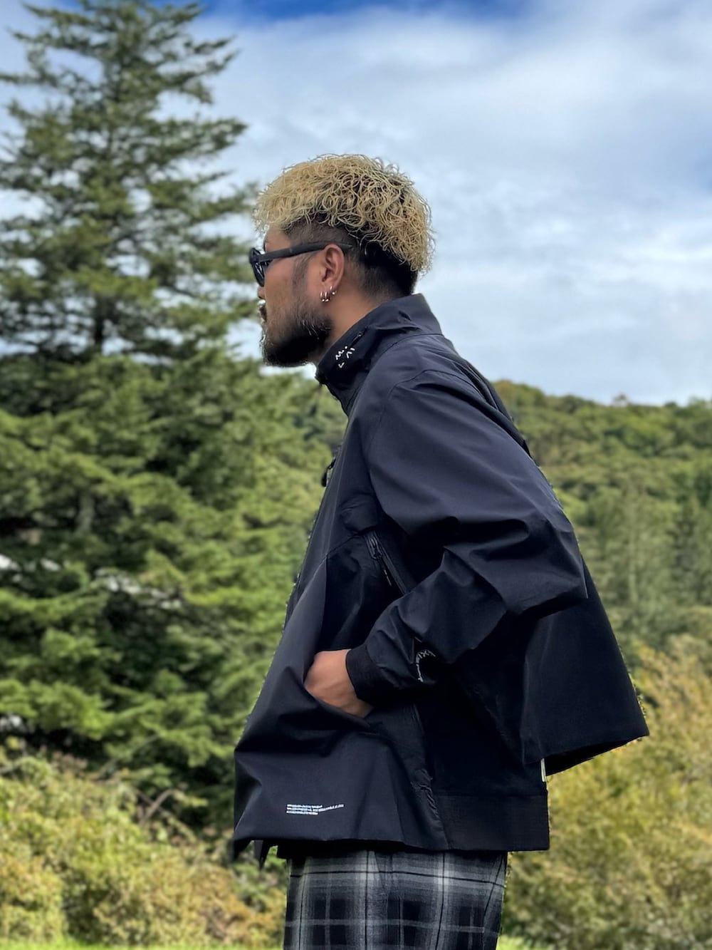 ブラック系のブルゾン、ブラック系のその他パンツ、ブラック系のメガネを着用したメンズの秋コーディネートの4枚目の写真
