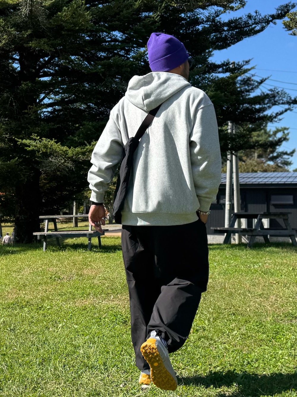 グレー系のスウェット、ブラック系のショルダーバッグ、ブラック系のその他パンツを着用したメンズの秋コーディネートの6枚目の写真