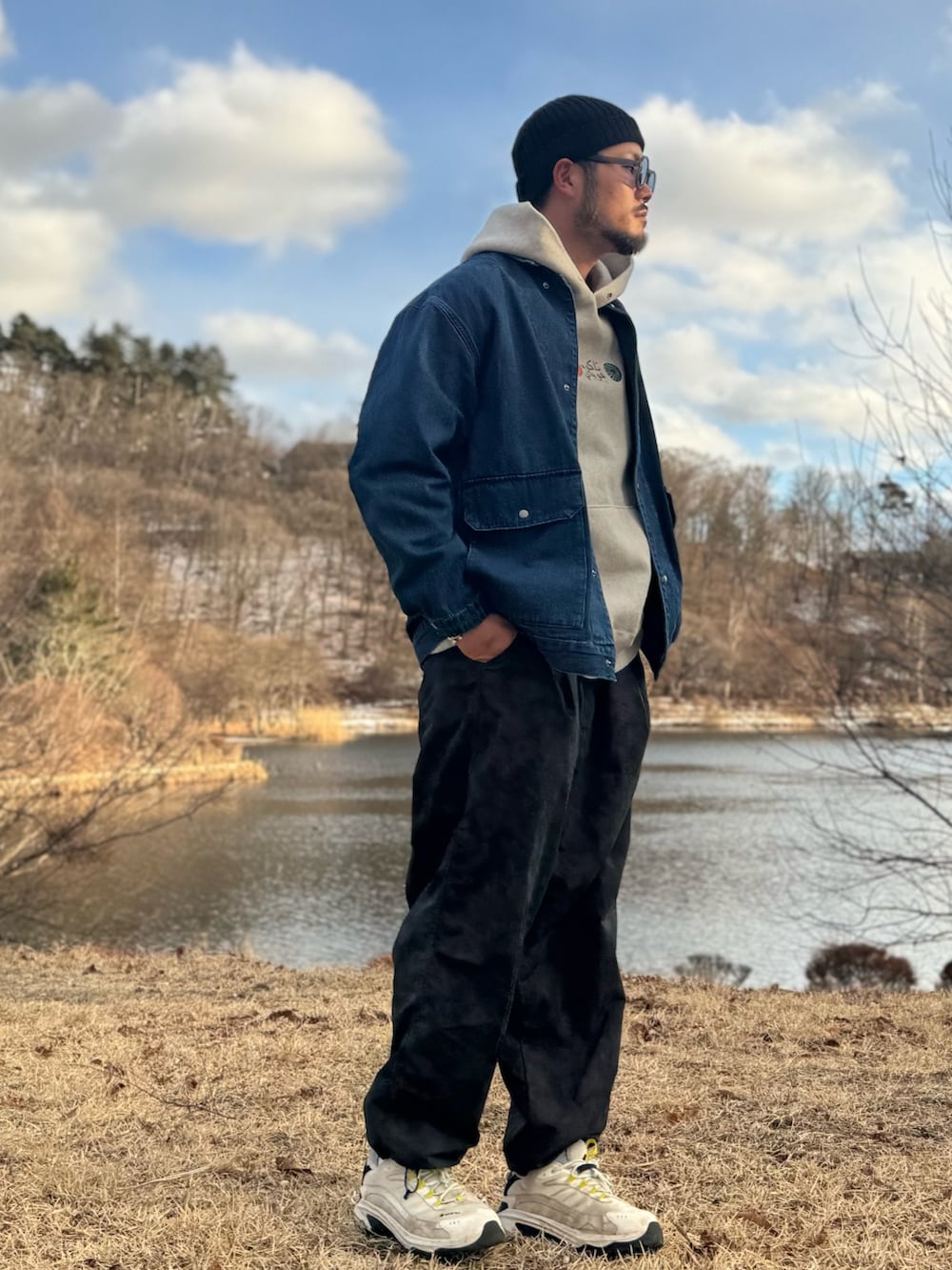 ベージュ系のパーカー、ブルー系のカバーオール、ブラック系のその他パンツを着用したメンズの冬コーディネートの3枚目の写真