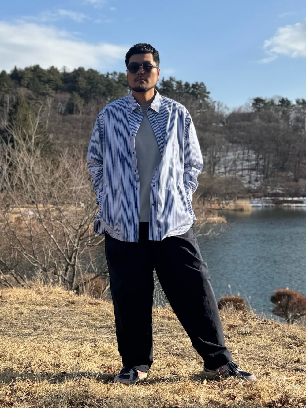 ブルー系のシャツ/ブラウス、ブルー系のその他パンツ、ブルー系のメガネを着用したメンズの冬コーディネートの2枚目の写真