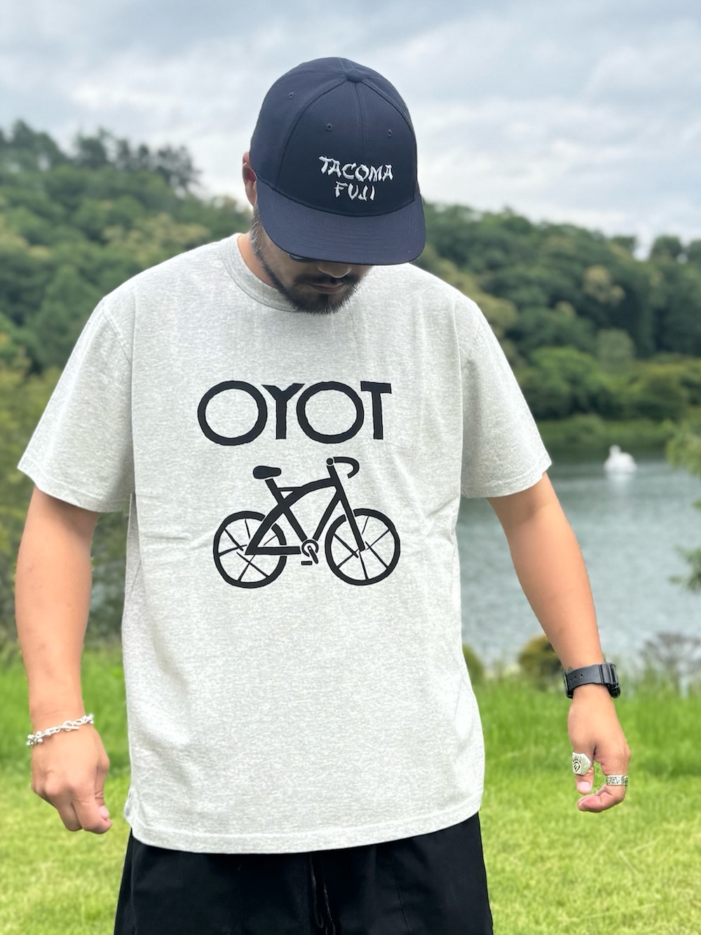 グレー系のTシャツ/カットソー、ブラック系のその他パンツ、ブルー系のキャップを着用したメンズの夏コーディネートの2枚目の写真