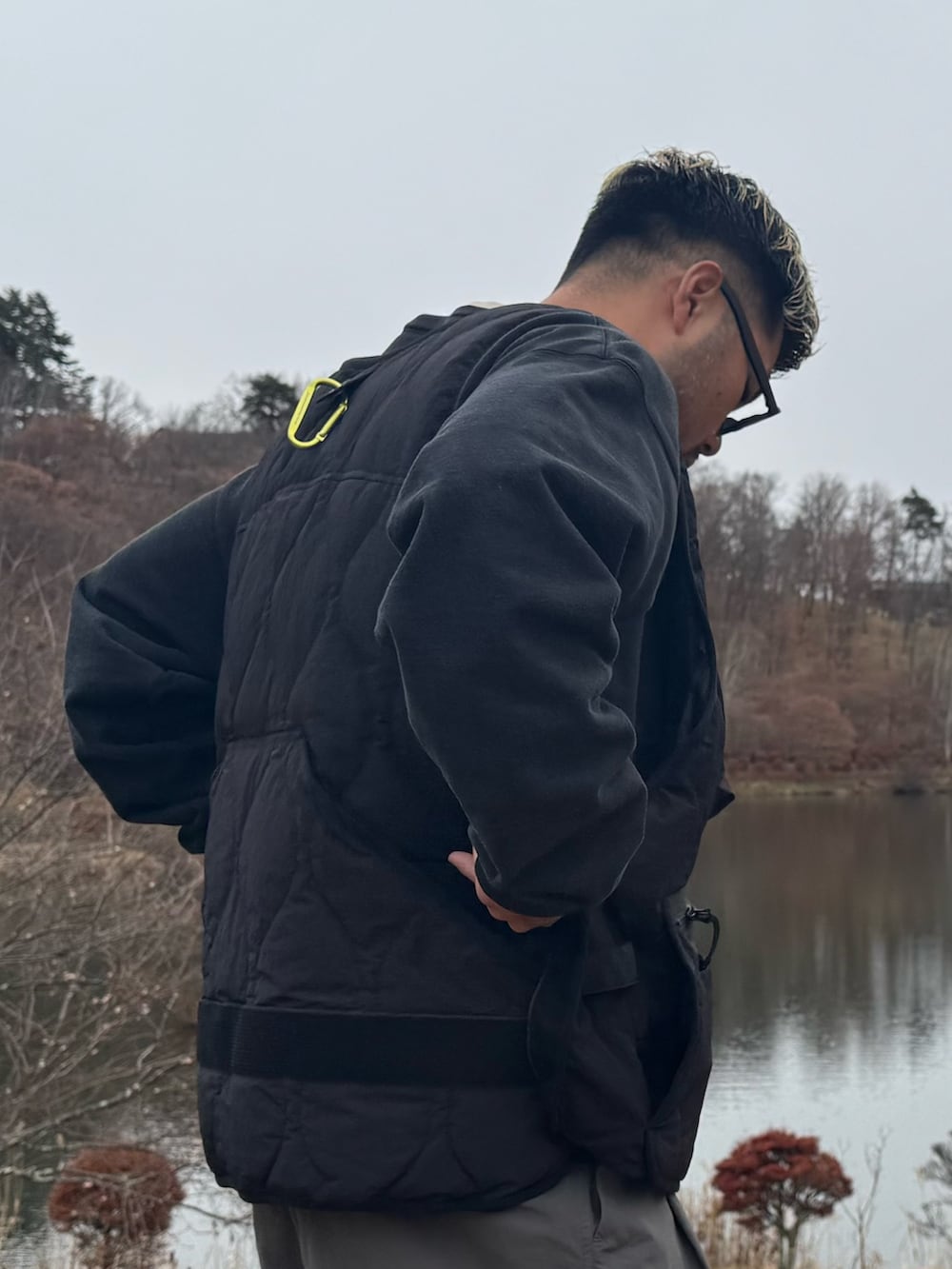 ブラック系のその他アウター、グレー系のその他パンツ、ブラック系のメガネを着用したメンズの秋コーディネートの3枚目の写真