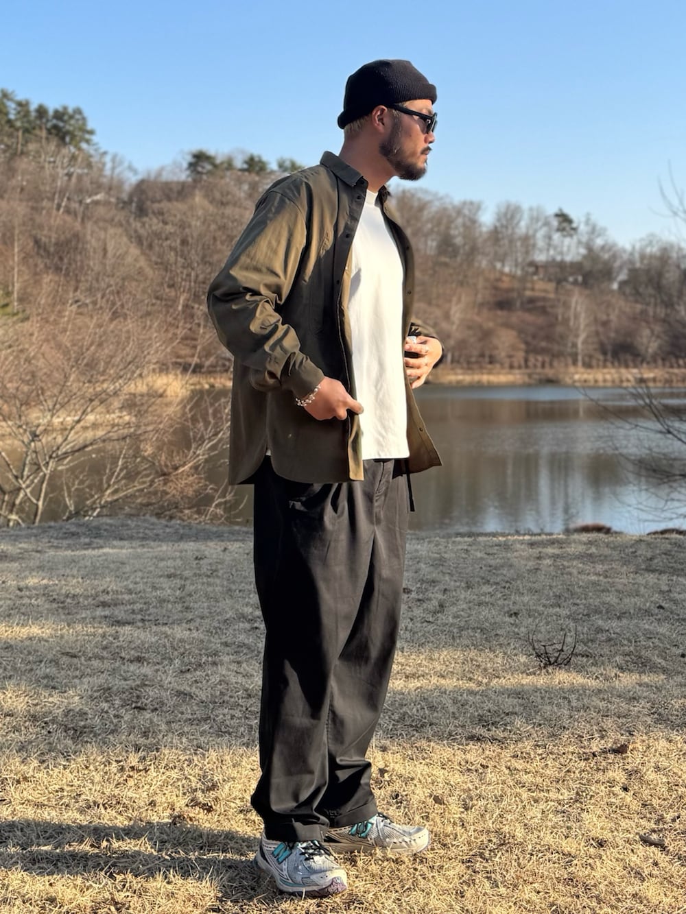 グリーン系のシャツ/ブラウス、ブラック系のその他パンツ、ブラック系のメガネを着用したメンズの春コーディネートの2枚目の写真