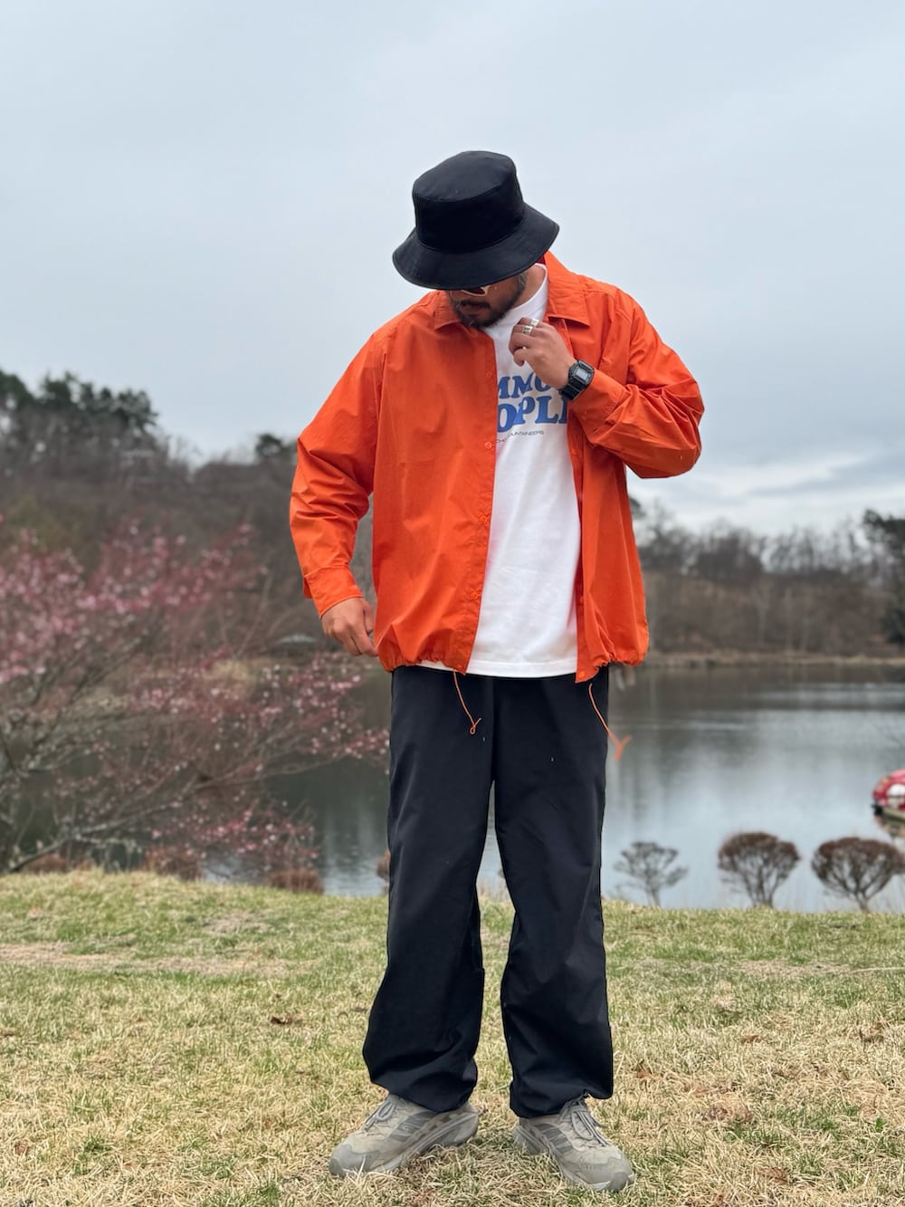 ホワイト系のTシャツ/カットソー、オレンジ系のシャツ/ブラウス、ホワイト系のメガネを着用したメンズの春コーディネートの3枚目の写真