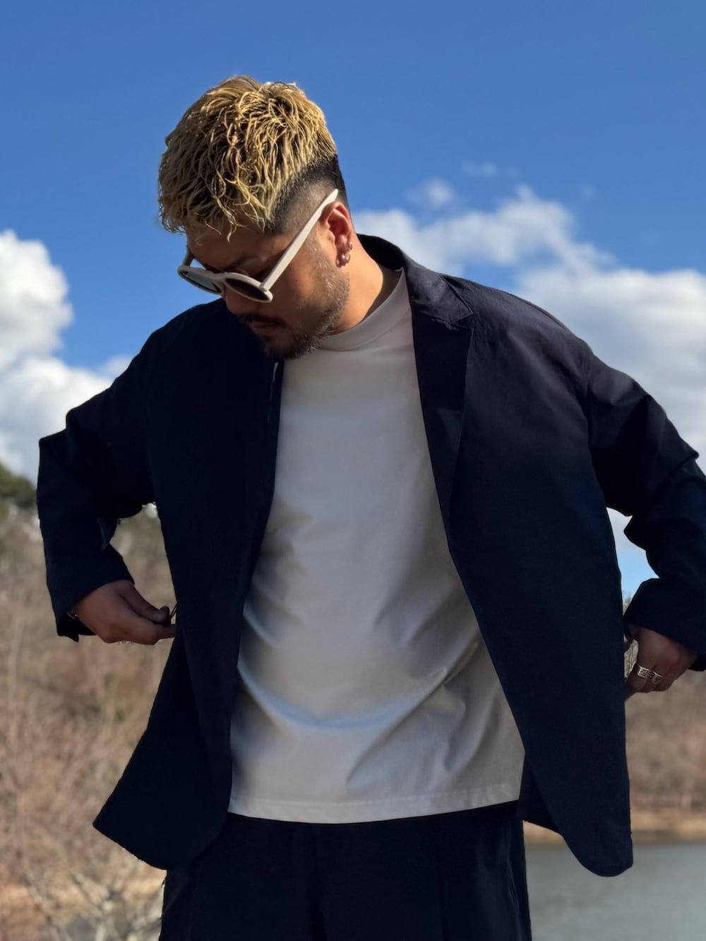 ブルー系のその他アウター、ブルー系のその他パンツ、ホワイト系のメガネを着用したメンズの春コーディネートの5枚目の写真