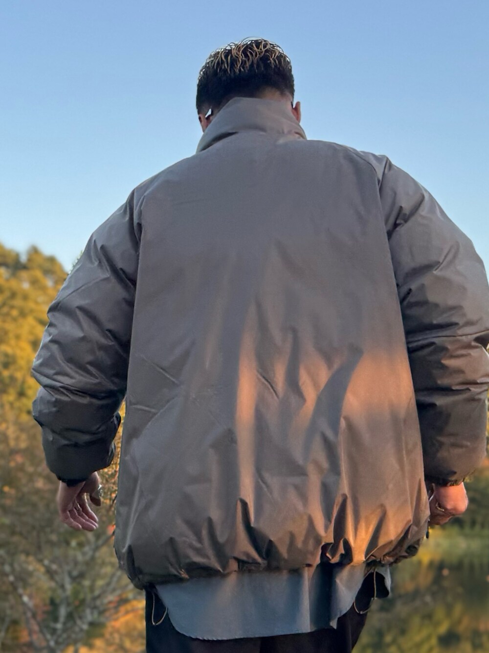 グレー系のその他アウター、ブラック系のその他パンツ、ホワイト系のスニーカーを着用したメンズの秋コーディネートの3枚目の写真