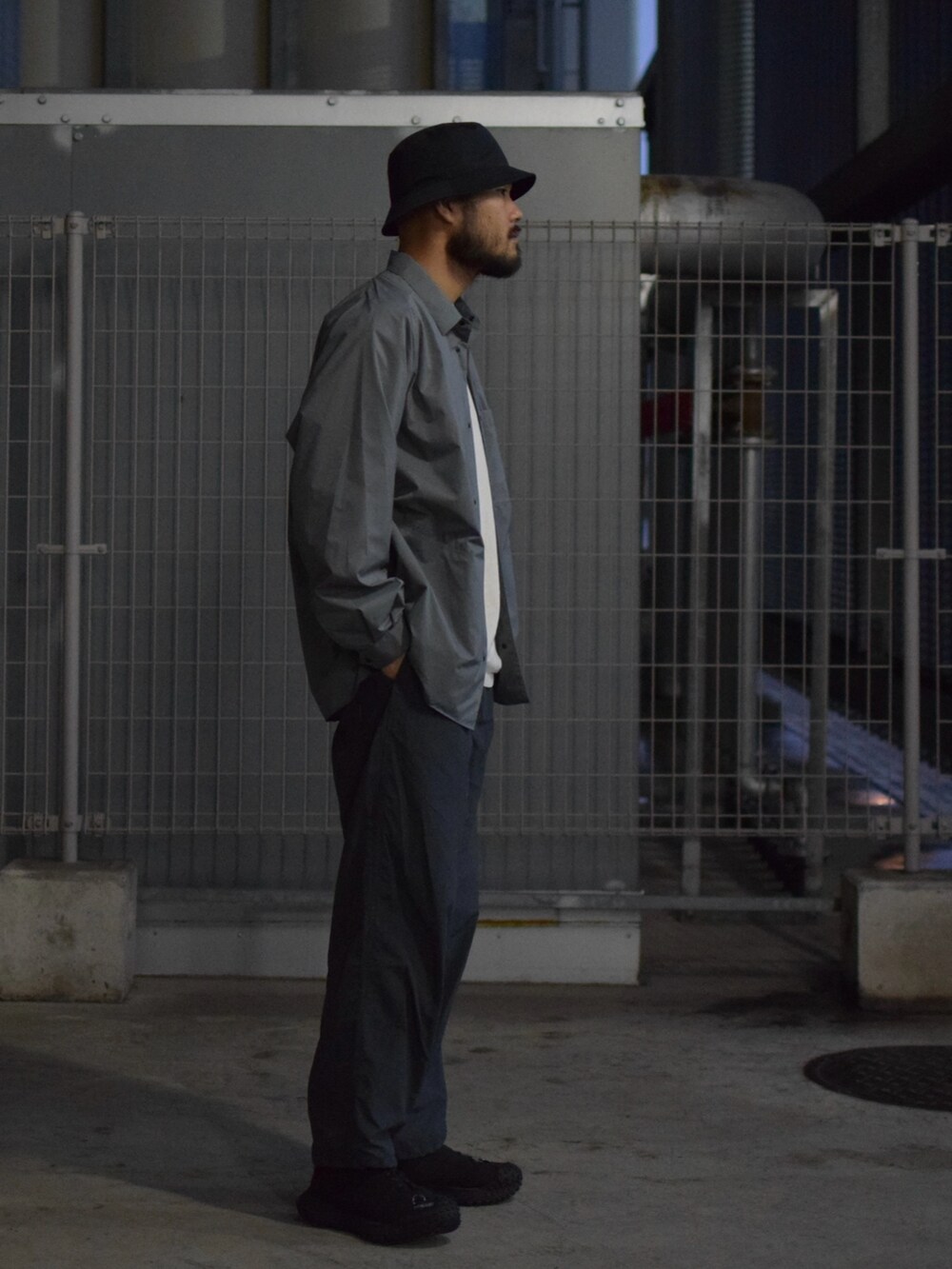 グレー系のシャツ/ブラウス、ホワイト系のTシャツ/カットソー、ブラック系のパンツを着用したメンズの春コーディネートの2枚目の写真