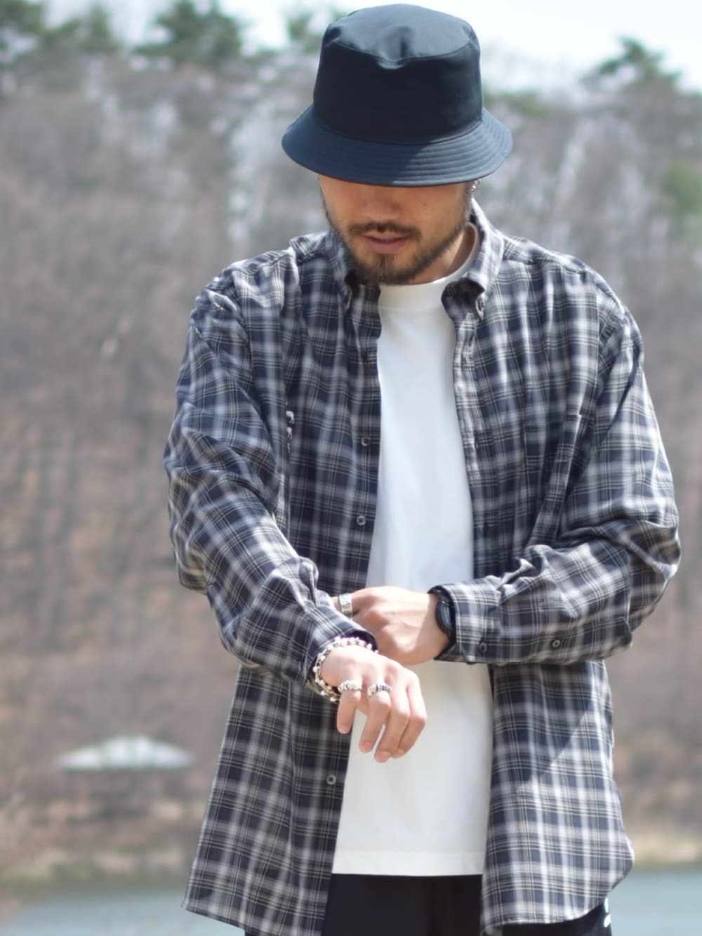 ホワイト系のTシャツ/カットソー、その他のシャツ/ブラウス、ブラック系のスニーカーを着用したメンズの春コーディネートの2枚目の写真