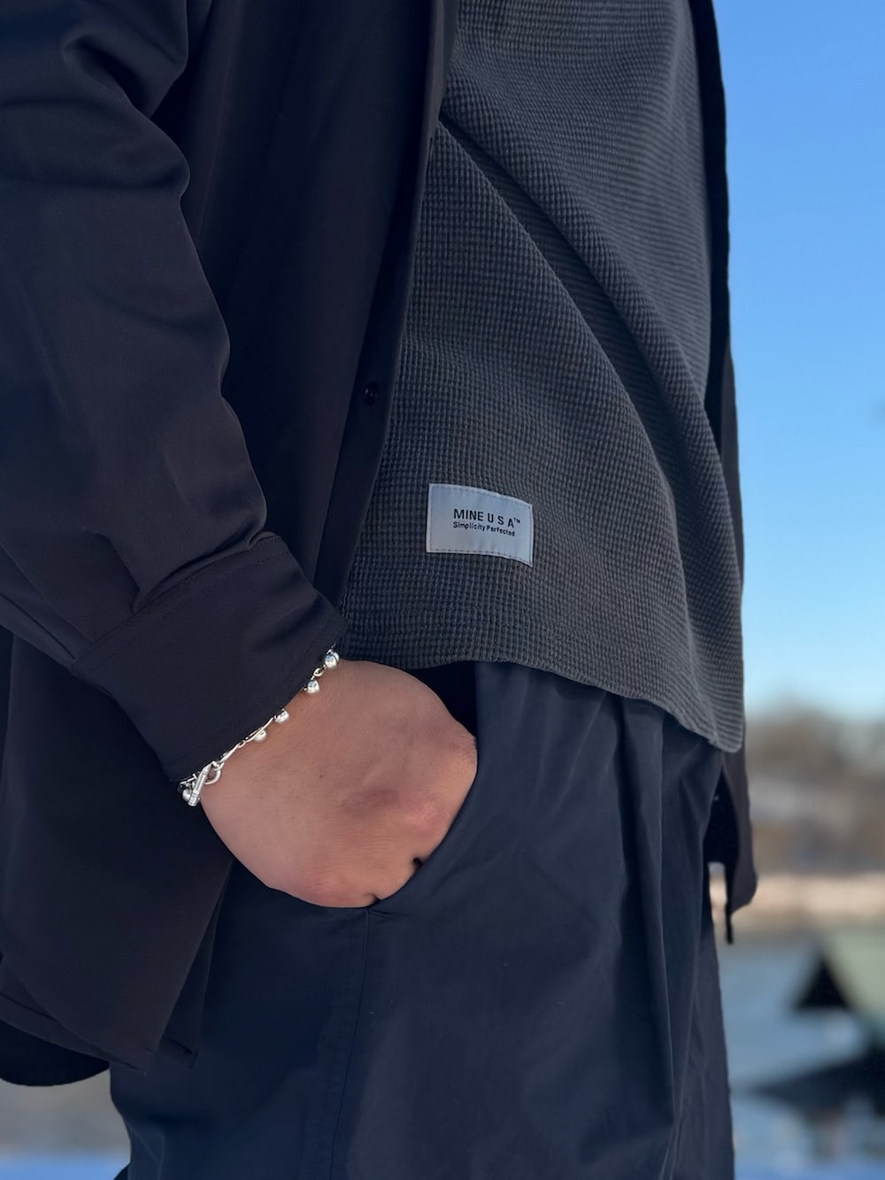 ブルー系のシャツ/ブラウス、グレー系のその他パンツ、ブラック系のキャップを着用したメンズの冬コーディネートの5枚目の写真