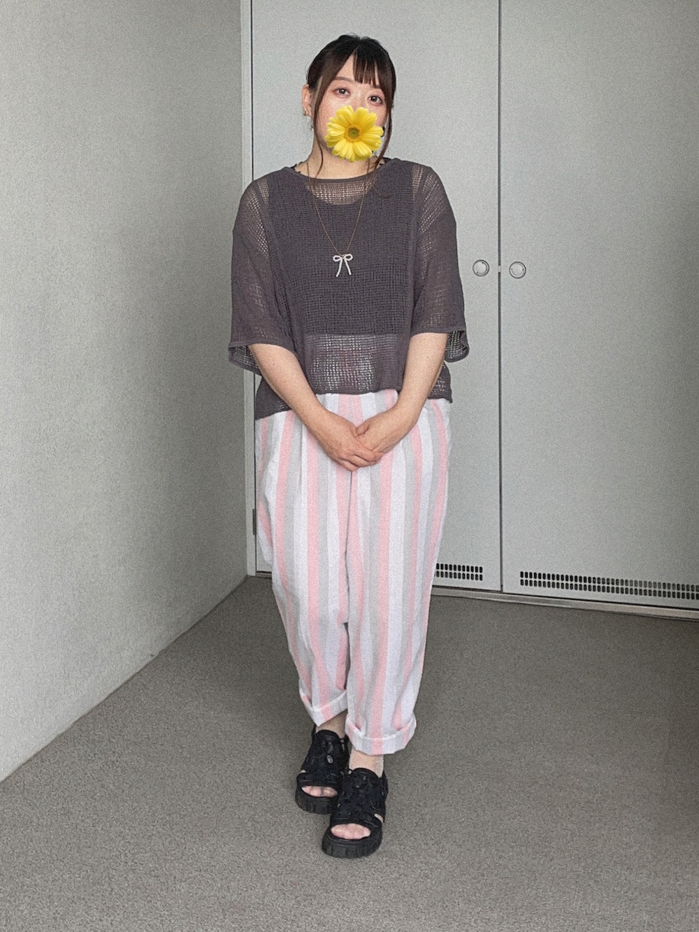 グレー系のTシャツ/カットソー、ピンク系のその他パンツ、ブラック系のサンダルを着用したレディースの秋コーディネートの2枚目の写真