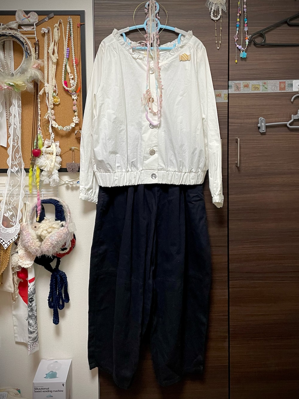 ホワイト系のシャツ/ブラウス、ブラック系のチノパンツ、グレー系のブーティを着用したレディースの冬コーディネートの5枚目の写真