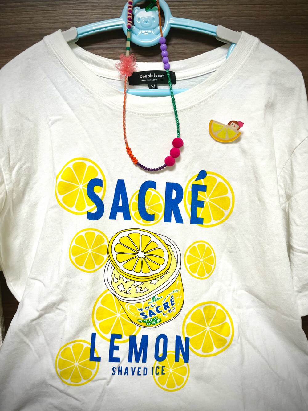 ホワイト系のTシャツ/カットソー、ブラウン系のスカート、ブラック系のサンダルを着用したレディースの秋コーディネートの4枚目の写真