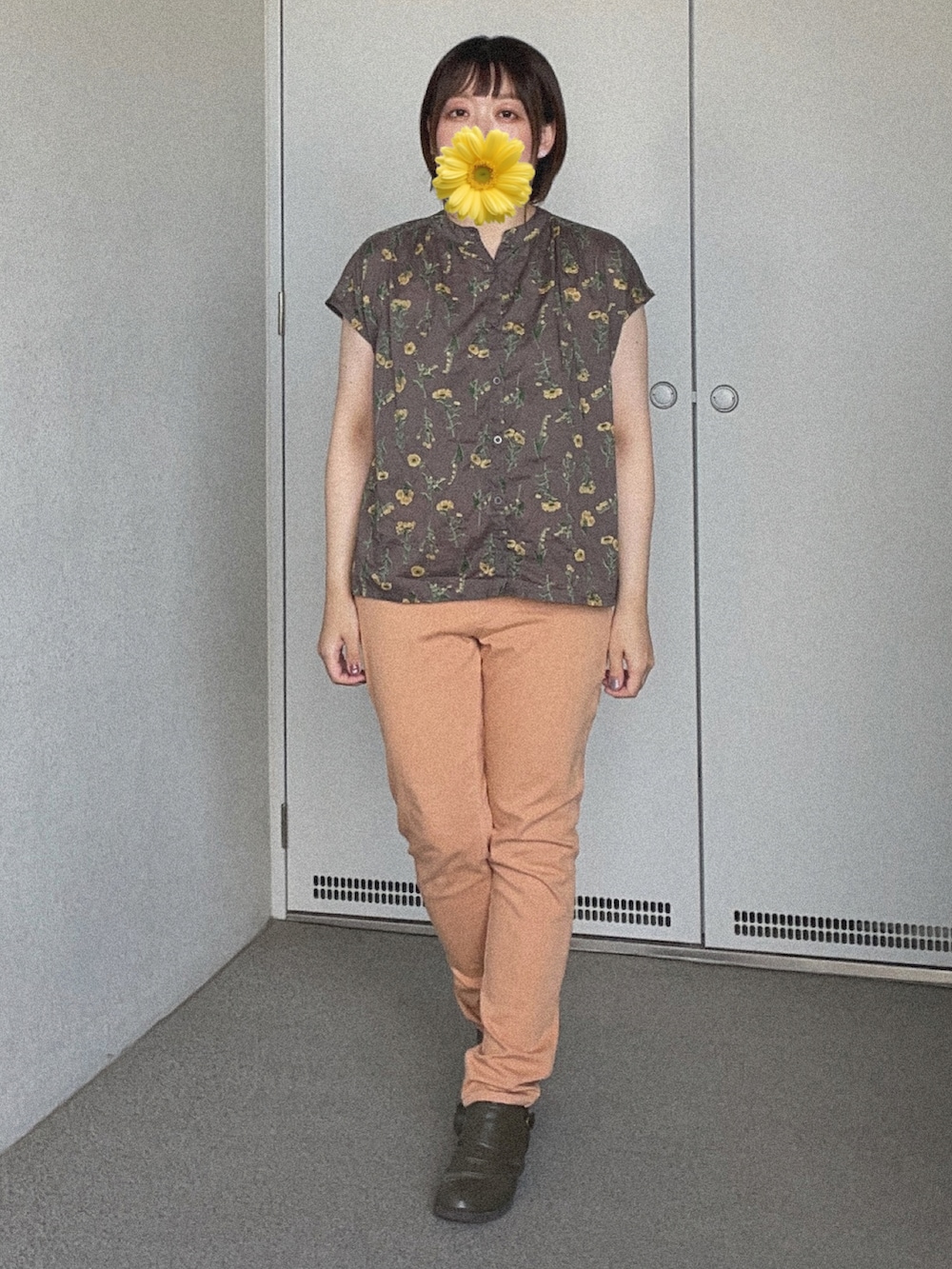 グレー系のシャツ/ブラウス、オレンジ系のチノパンツ、グリーン系のブーティを着用したレディースの秋コーディネートの2枚目の写真