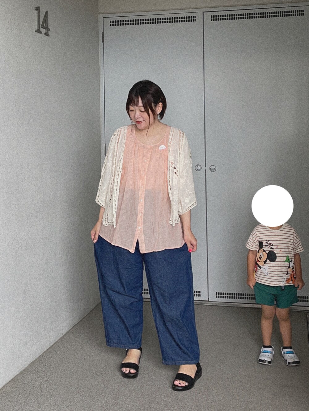 ピンク系のシャツ/ブラウス、ホワイト系のカーディガン/ボレロ、ブルー系のデニムパンツを着用したレディースの夏コーディネートの2枚目の写真