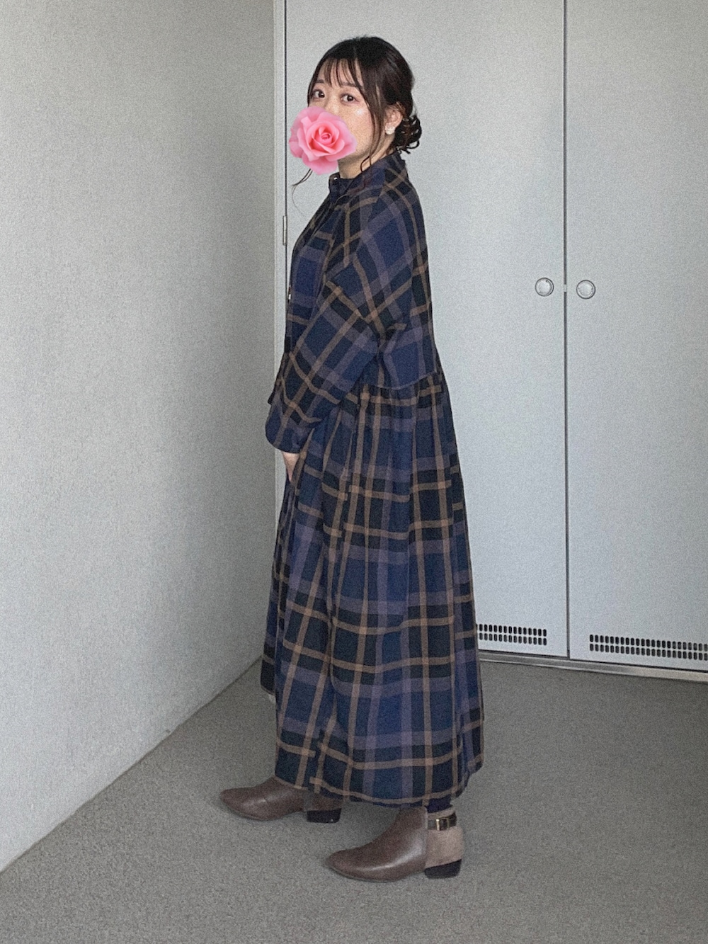 ピンク系のスカート、ブルー系のシャツワンピース、グレー系のブーティを着用したレディースの冬コーディネートの2枚目の写真