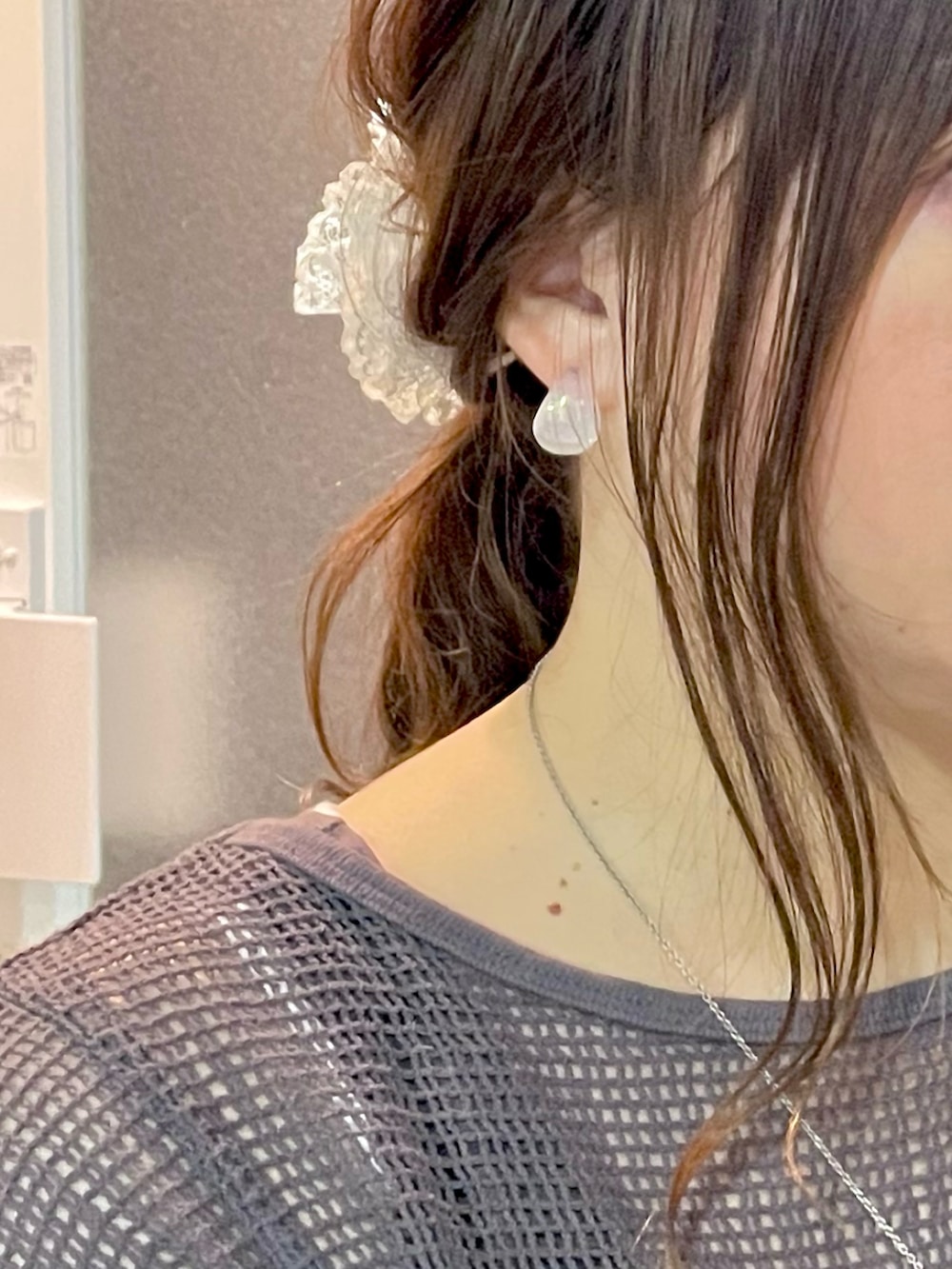 グレー系のTシャツ/カットソー、パープル系のタンクトップ、ホワイト系のチノパンツを着用したレディースの秋コーディネートの4枚目の写真
