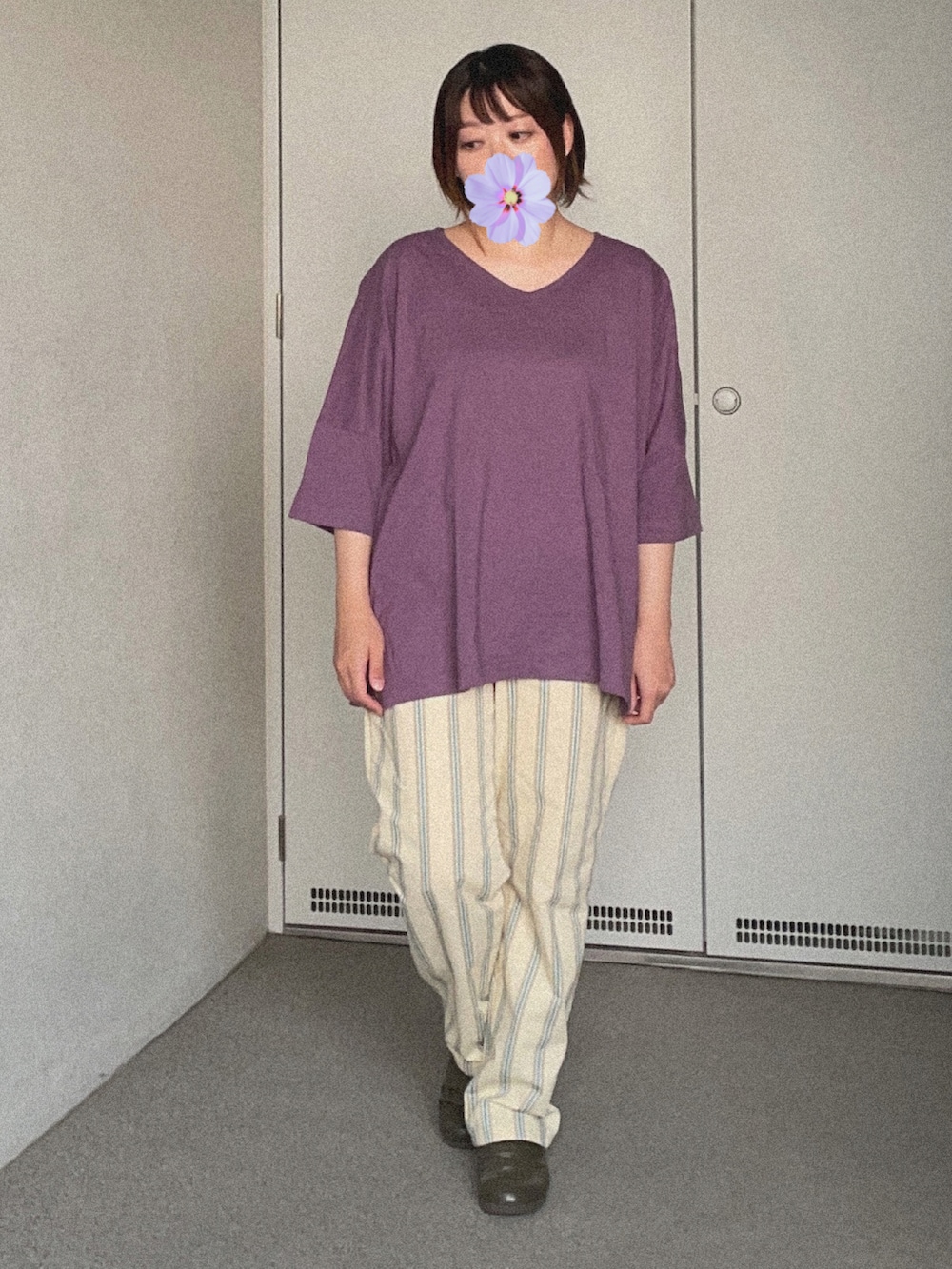 パープル系のTシャツ/カットソー、ベージュ系のチノパンツ、グリーン系のブーティを着用したレディースの秋コーディネートの2枚目の写真